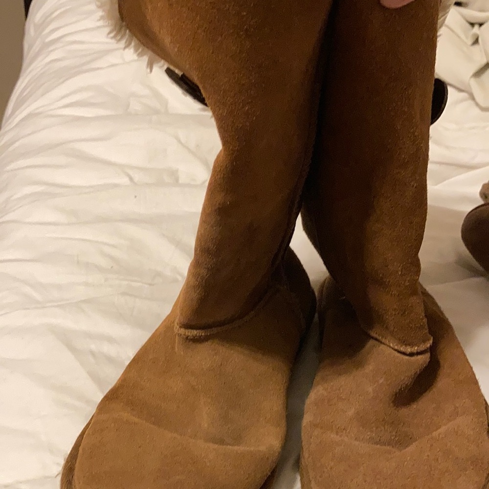 Dark brown Ugg’s